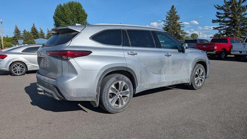 Celestial Silver Metallic 2022 Toyota Highlander XLE