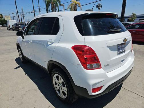 Summit White 2018 Chevrolet Trax LS