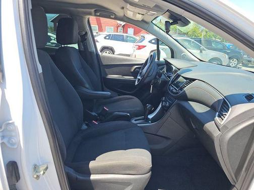 Summit White 2018 Chevrolet Trax LS