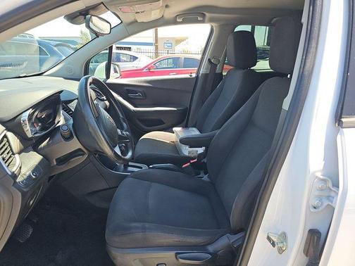 Summit White 2018 Chevrolet Trax LS