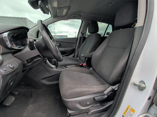 Summit White 2018 Chevrolet Trax LS