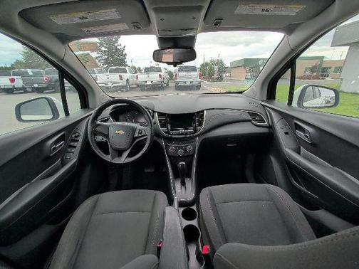 Summit White 2018 Chevrolet Trax LS