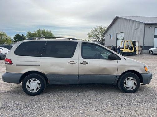 Desert Sand Mica 2001 Toyota Sienna LE
