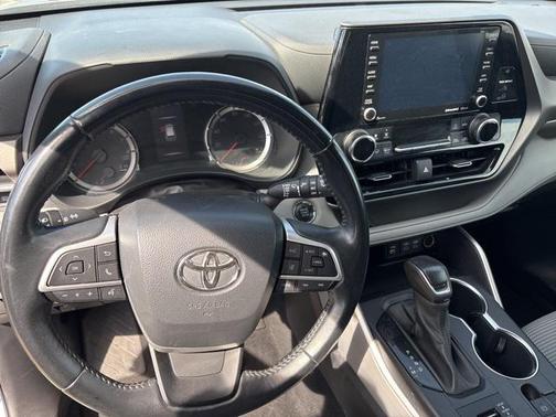 2022 Toyota Highlander LE