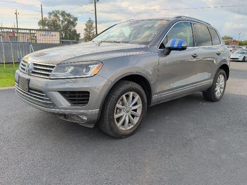 Gray Metallic 2016 Volkswagen Touareg VR6 Sport