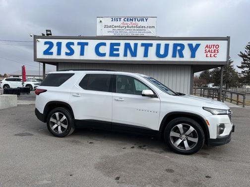 Iridescent Pearl Tricoat 2022 Chevrolet Traverse LT Leather