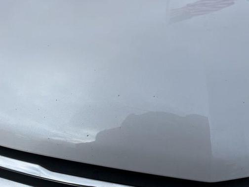 Iridescent Pearl Tricoat 2022 Chevrolet Traverse LT Leather