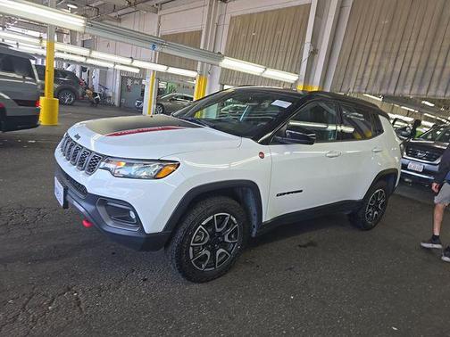 Bright White Clearcoat 2025 Jeep Compass Trailhawk