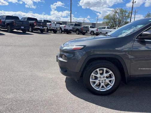 Granite Crystal Metallic Clearcoat 2015 Jeep Cherokee Latitude