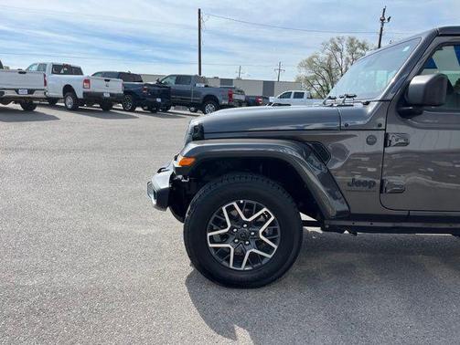 Granite Crystal Metallic Clearcoat 2025 Jeep Wrangler 4-Door Sahara 4x4