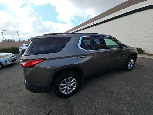 Stone Gray Metallic 2020 Chevrolet Traverse LT Cloth