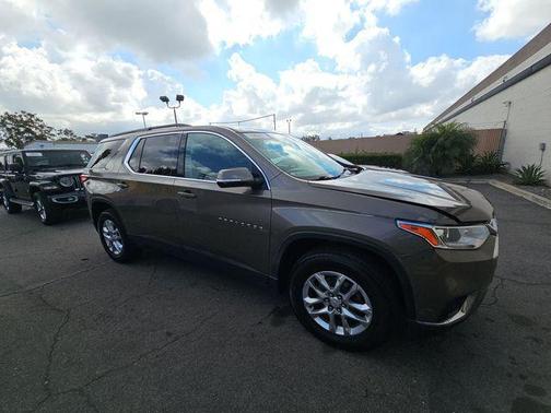 Stone Gray Metallic 2020 Chevrolet Traverse LT Cloth