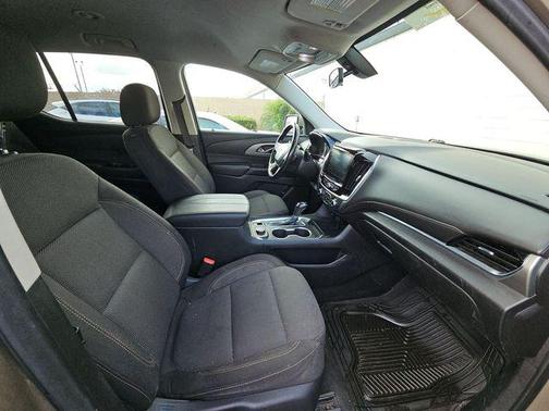 Stone Gray Metallic 2020 Chevrolet Traverse LT Cloth