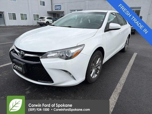 Super White 2017 Toyota Camry SE
