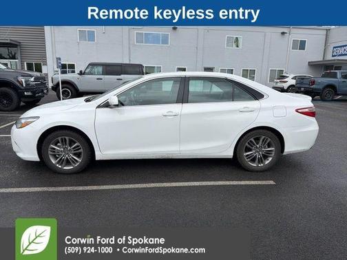 Super White 2017 Toyota Camry SE