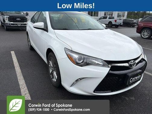 Super White 2017 Toyota Camry SE