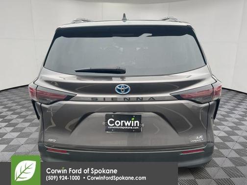 2024 Toyota Sienna LE