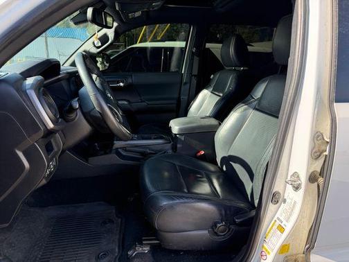 Super White 2019 Toyota Tacoma TRD Sport