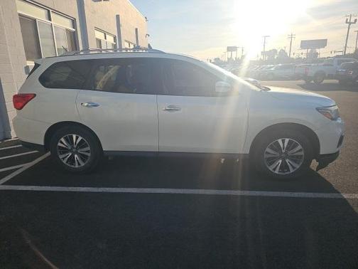 2017 Nissan Pathfinder SV