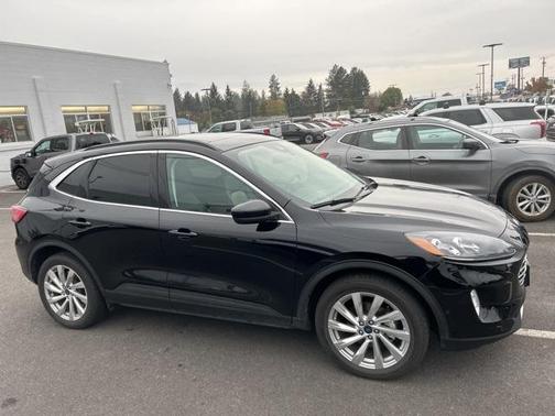 2022 Ford Escape Titanium Hybrid