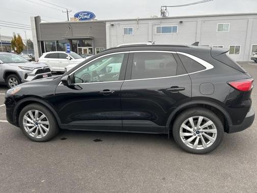 2022 Ford Escape Titanium Hybrid