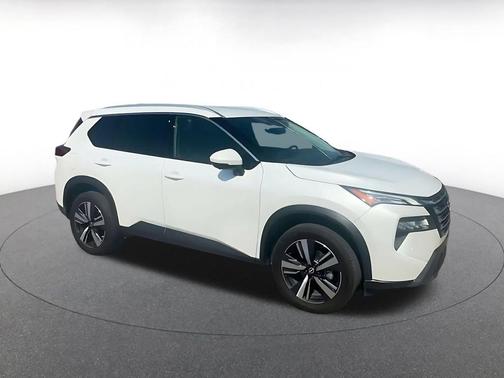 Everest White Pearl Tricoat 2026 Nissan Rogue SL