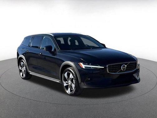 2025 Volvo V60 Cross Country B5 Plus