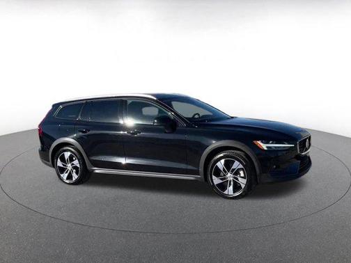 2025 Volvo V60 Cross Country B5 Plus