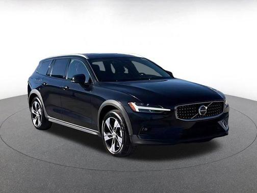 2025 Volvo V60 Cross Country Plus, B5 AWD Gas (mild hybrid)