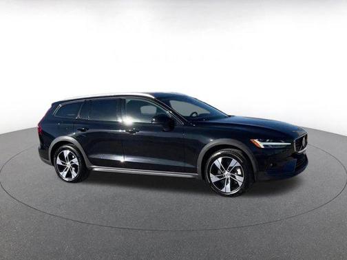 2025 Volvo V60 Cross Country Plus, B5 AWD Gas (mild hybrid)