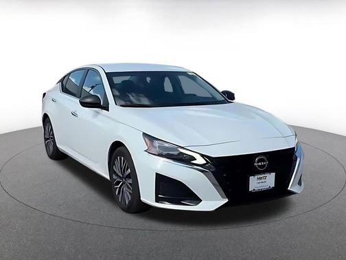 Glacier White 2025 Nissan Altima SV FWD