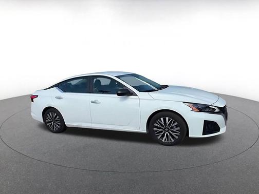 Glacier White 2025 Nissan Altima SV FWD