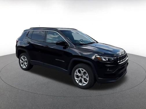 Diamond Black Crystal Pearlcoat 2025 Jeep Compass Latitude