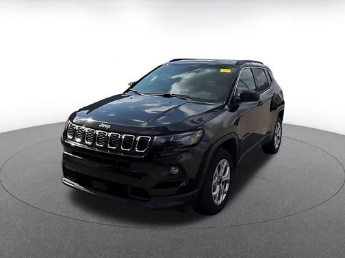 Diamond Black Crystal Pearlcoat 2025 Jeep Compass Latitude