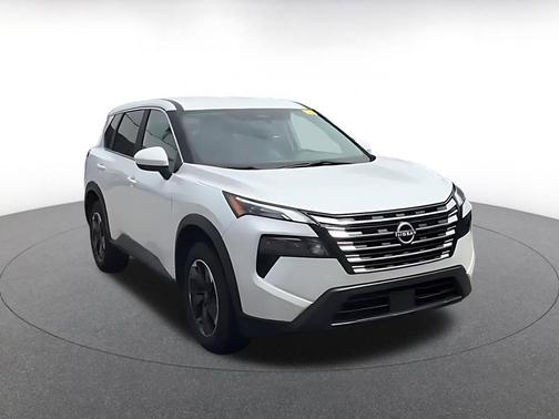 Everest White Pearl 2025 Nissan Rogue SV