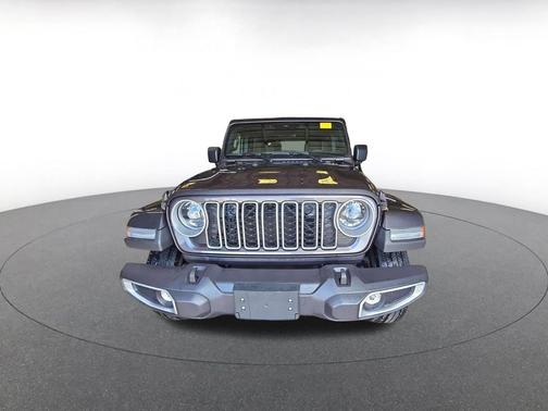 Granite Crystal Metallic Clearcoat 2025 Jeep Wrangler 4-Door Sahara 4x4