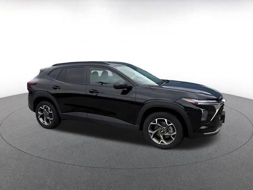 Mosaic Black Metallic 2025 Chevrolet Trax LT