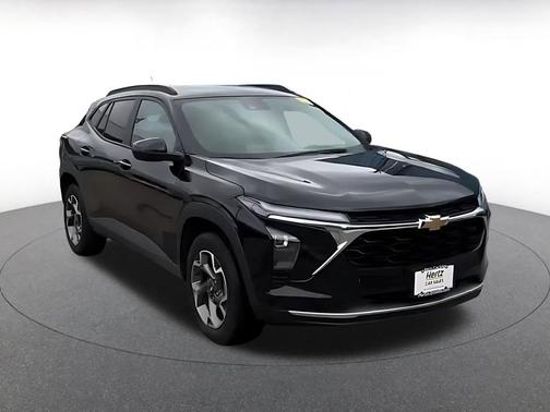 Mosaic Black Metallic 2025 Chevrolet Trax LT