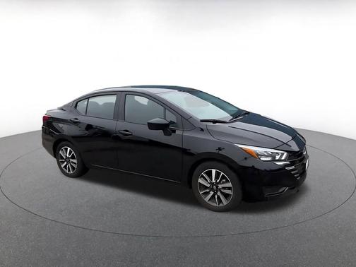Super Black 2025 Nissan Versa 1.6 SV