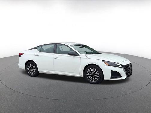 Glacier White 2025 Nissan Altima SV FWD