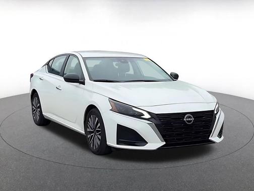 Glacier White 2025 Nissan Altima SV FWD