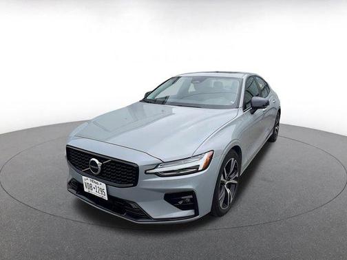 2024 Volvo S60 B5 Core Dark Theme