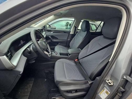 Pyrite Silver Metallic 2026 Volkswagen Tiguan 2.0T SE