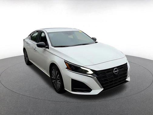 Glacier White 2025 Nissan Altima SV FWD
