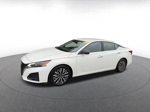 Glacier White 2025 Nissan Altima SV FWD