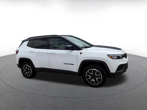 Bright White Clearcoat 2025 Jeep Compass Trailhawk