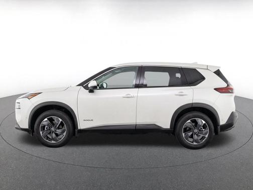 Everest White Pearl Tricoat 2026 Nissan Rogue SV