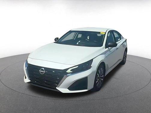 Pearl White Tricoat 2025 Nissan Altima SV FWD