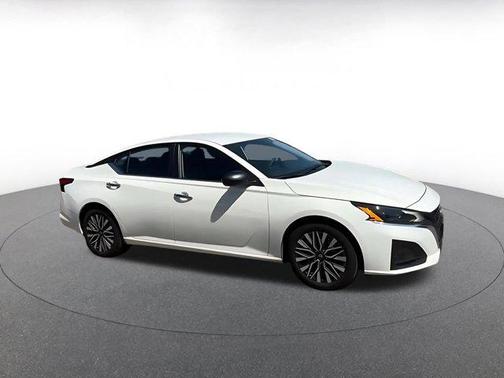 Glacier White 2025 Nissan Altima SV FWD