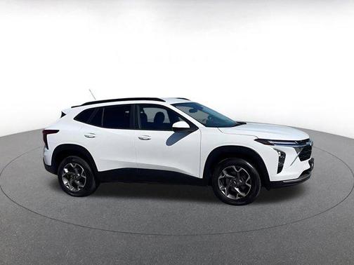 Summit White 2025 Chevrolet Trax LT